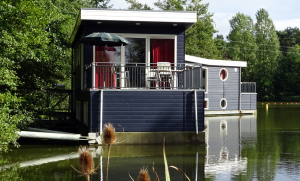 Center Parc Bispinger Heide Hausboot Außenansicht